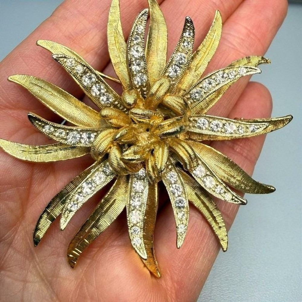 CORO Vintage Gold‎ Tone Star Chrysanthemum Flower Brooch 1950s MCM Statement